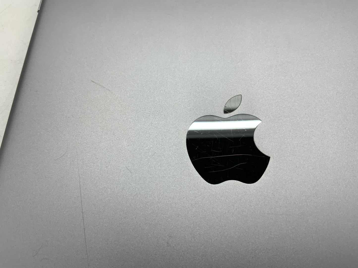 APPLE iPad A1823 5th Gen 128GB iOS 16 Unlocked Space Gray -See photos