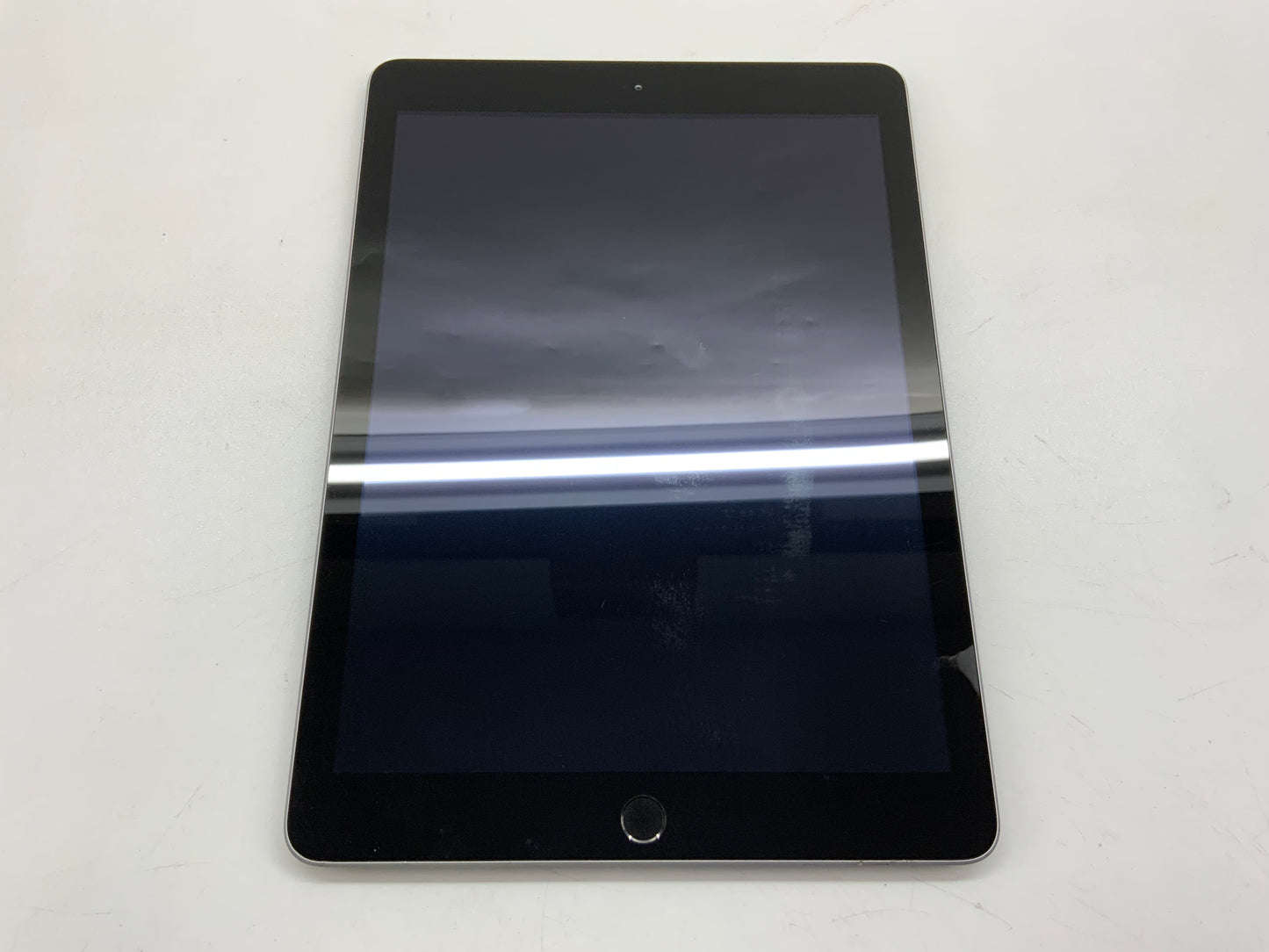 Apple iPad 5th Generation A1822 32GB Wi-Fi 9.7in Tablet Space Gray (see photos)