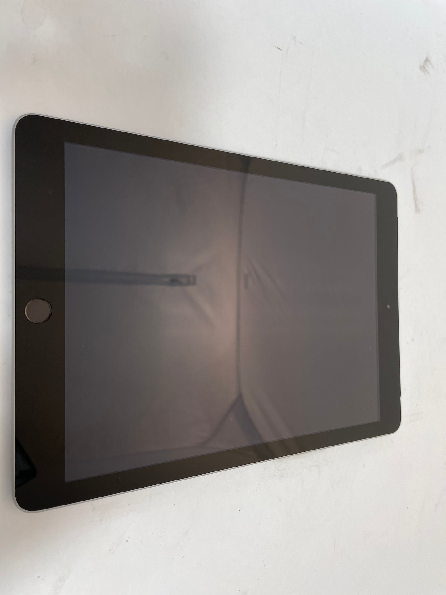 APPLE iPad A1823 5th Gen 9.7" 32GB Unlocked Black & Gray iOS