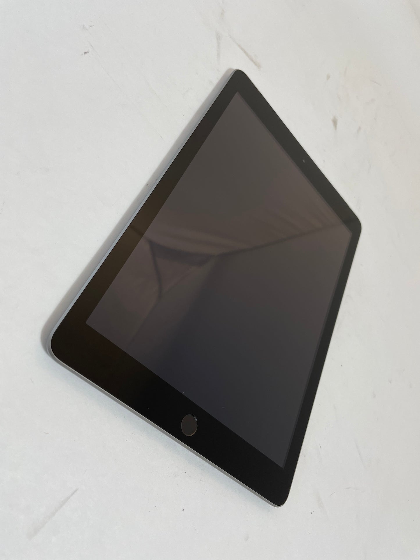 APPLE iPad A1823 5th Gen 9.7" 32GB Unlocked Black & Gray iOS