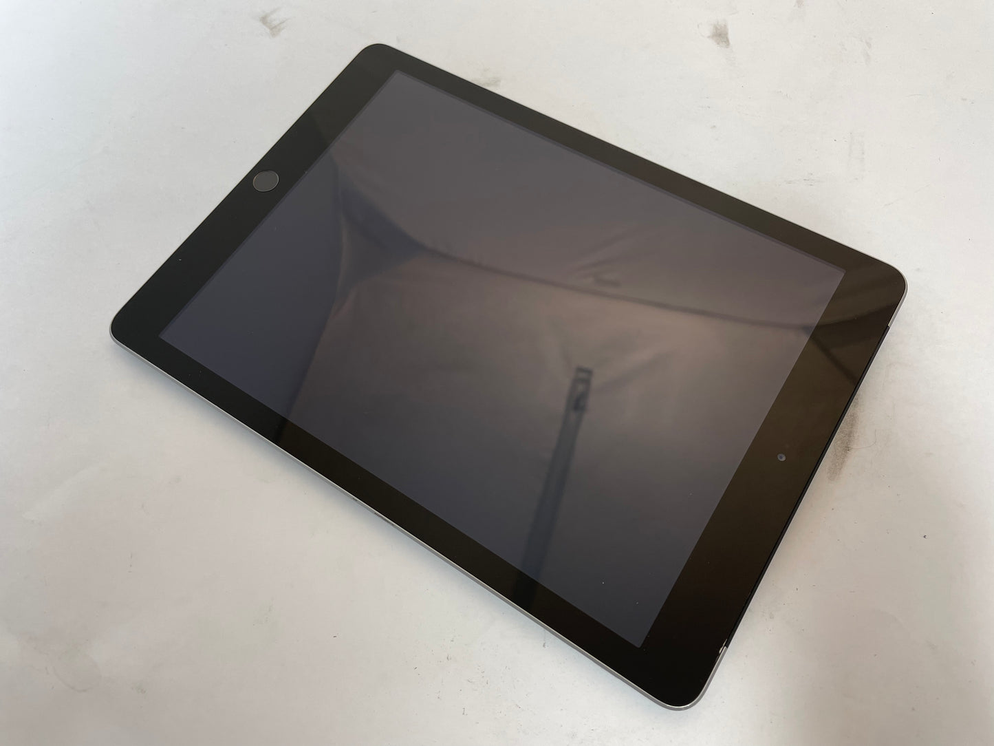APPLE iPad A1823 5th Gen 9.7" 32GB Unlocked Black & Gray iOS