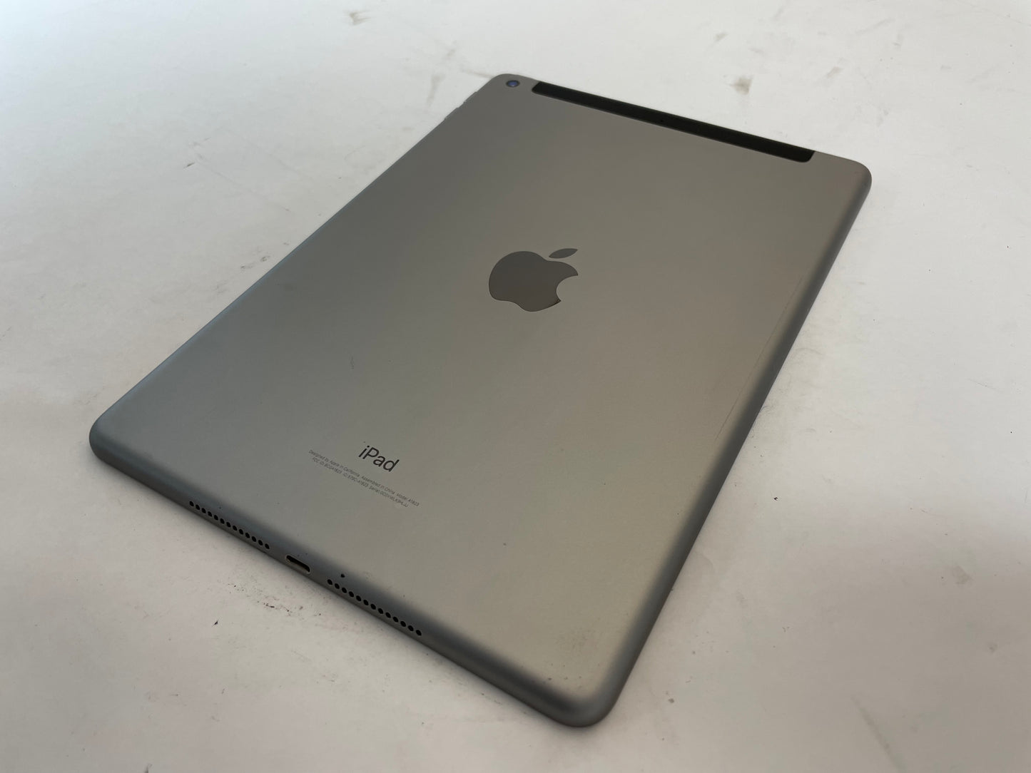 APPLE iPad A1823 5th Gen 9.7" 32GB Unlocked Black & Gray iOS
