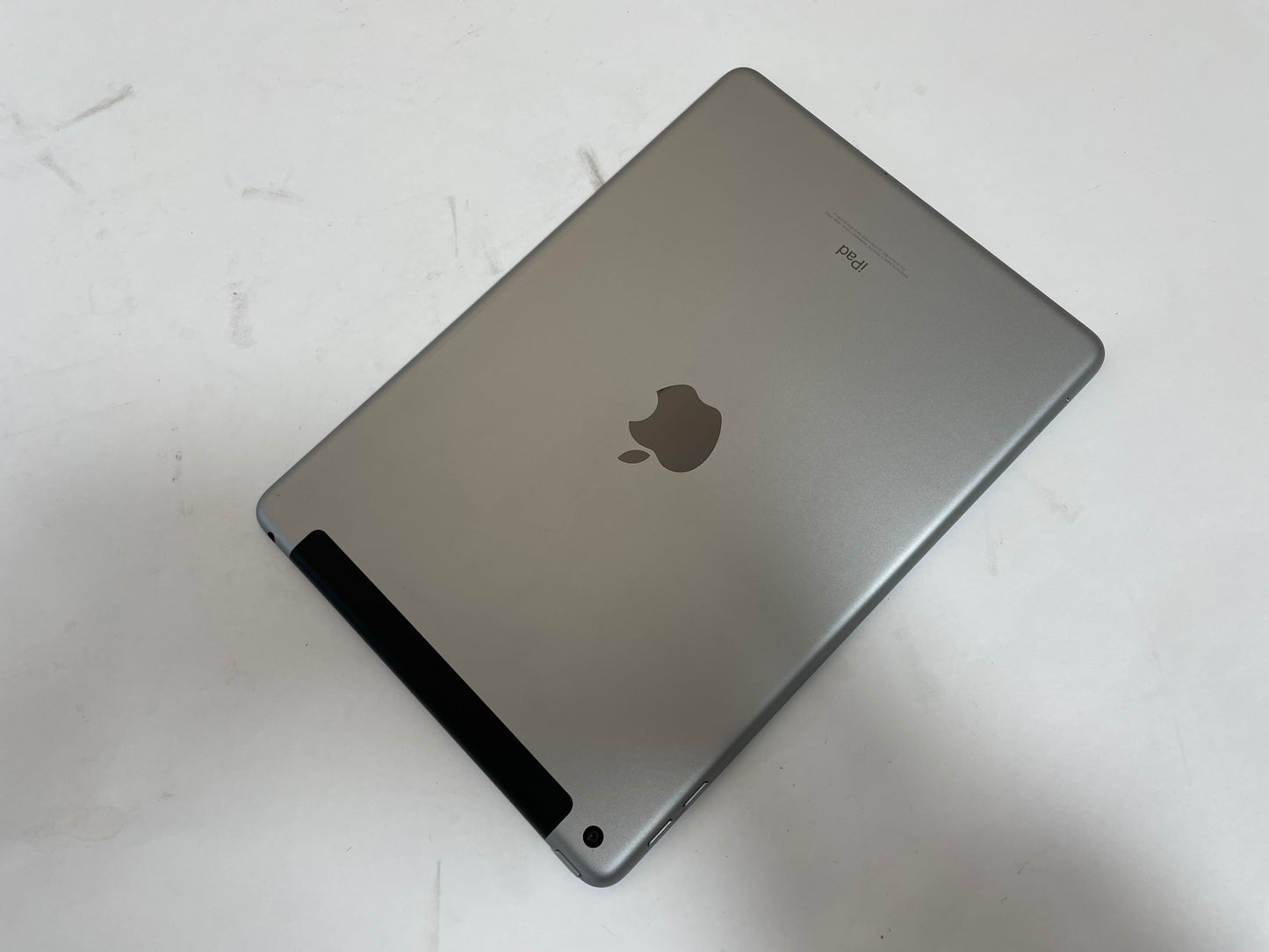 APPLE iPad A1823 5th Gen 9.7" 32GB Unlocked Black & Gray iOS