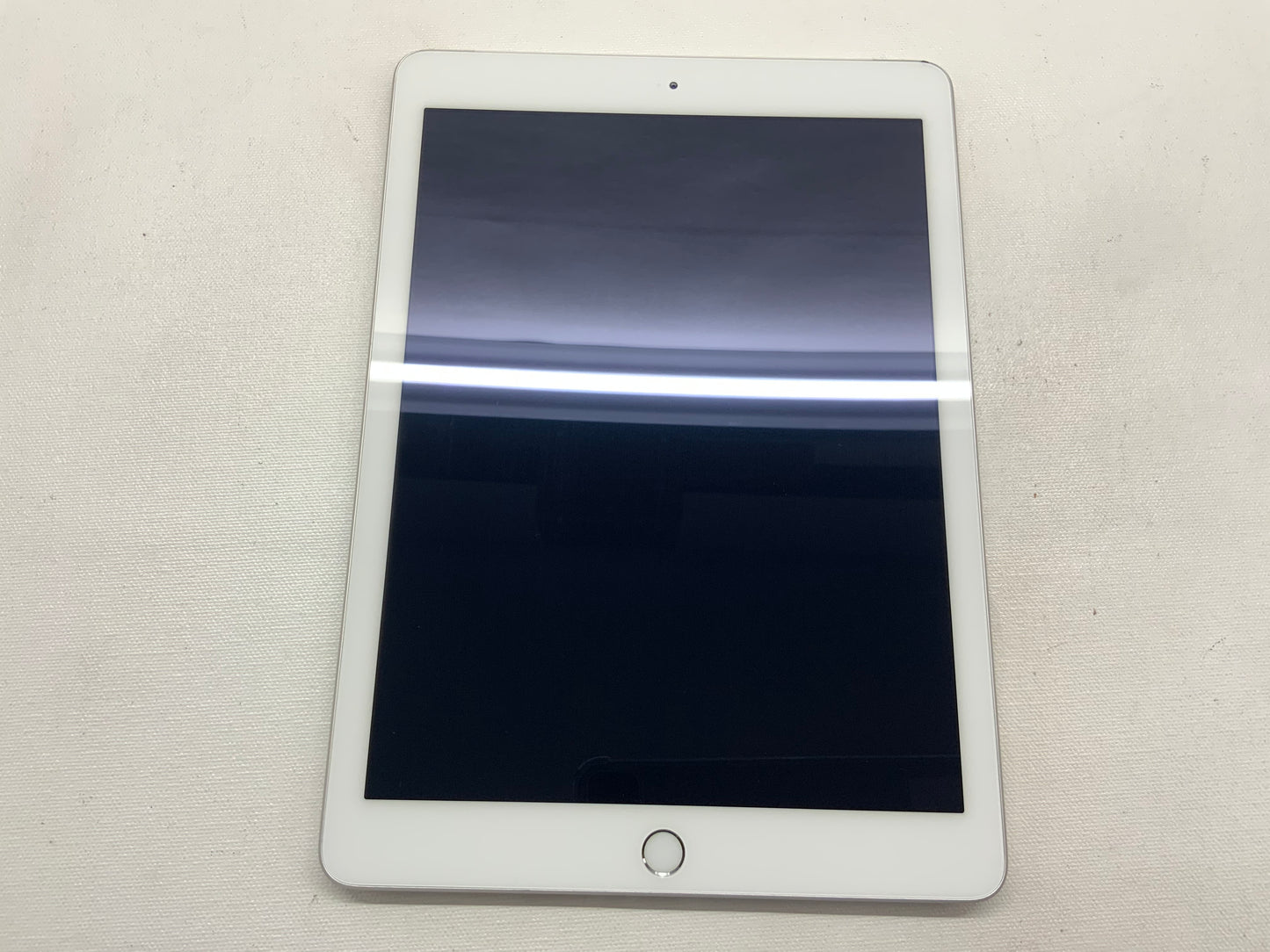 APPLE iPad 5th Gen A1823 9.7" 128GB Unlocked Silver & White iOS -Very Good
