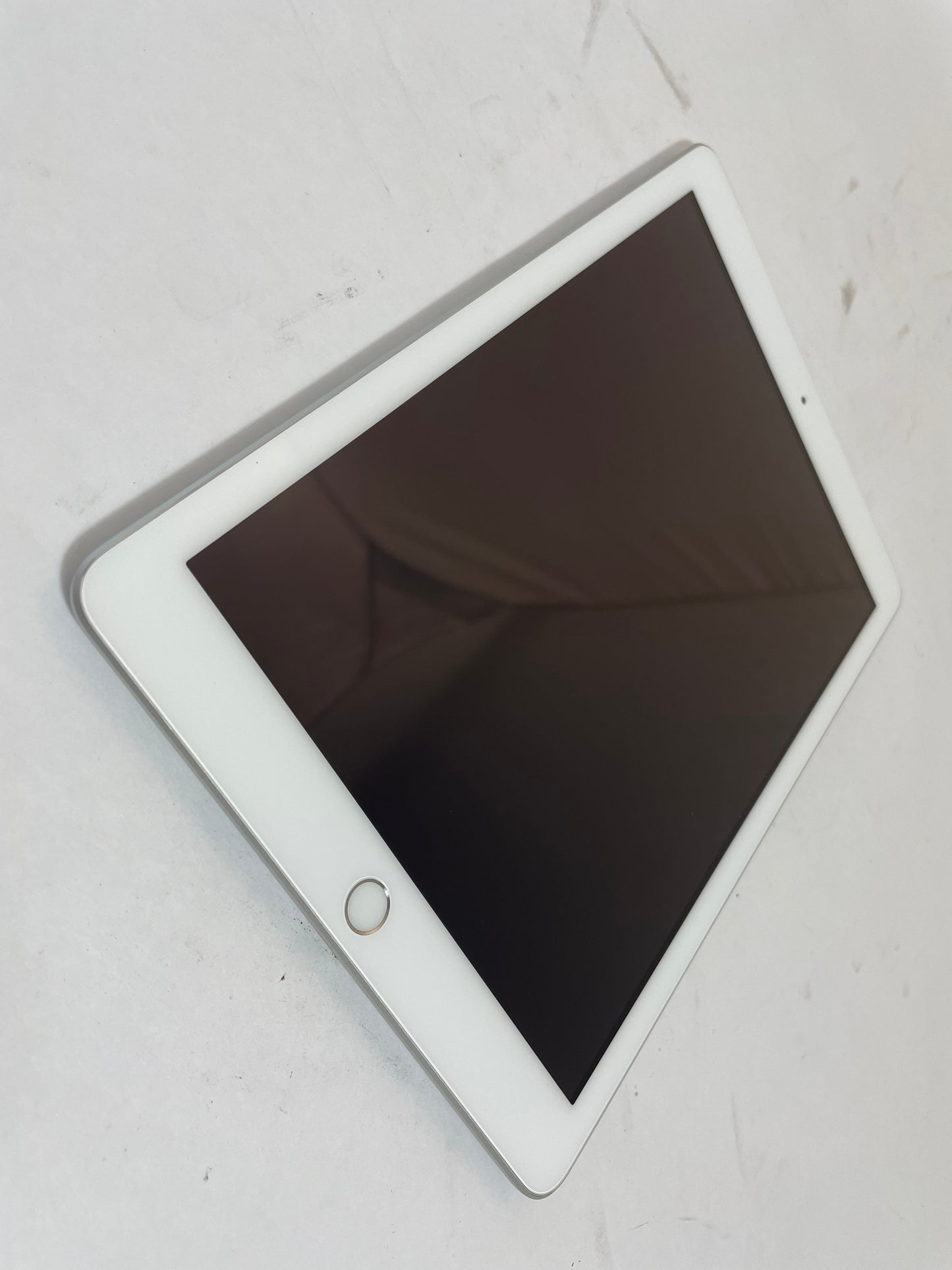 APPLE iPad 5th Gen A1823 9.7" 128GB Unlocked Silver & White iOS -Very Good