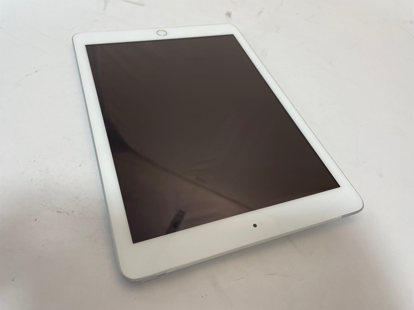 APPLE iPad 5th Gen A1823 9.7" 128GB Unlocked Silver & White iOS -Very Good