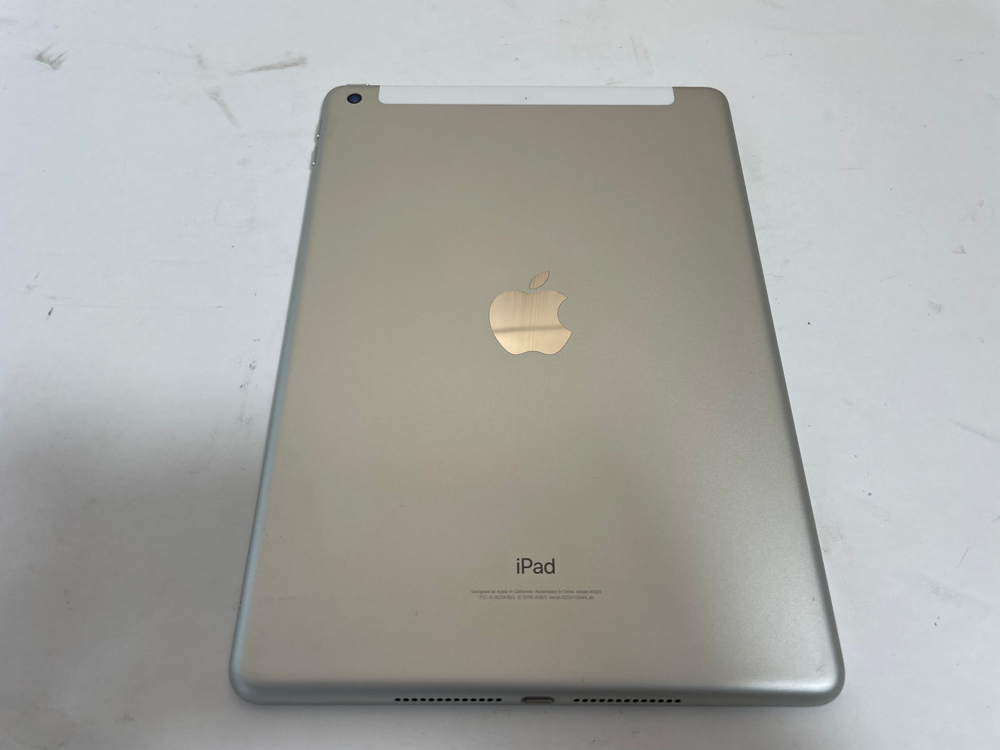 APPLE iPad 5th Gen A1823 9.7" 128GB Unlocked Silver & White iOS -Very Good