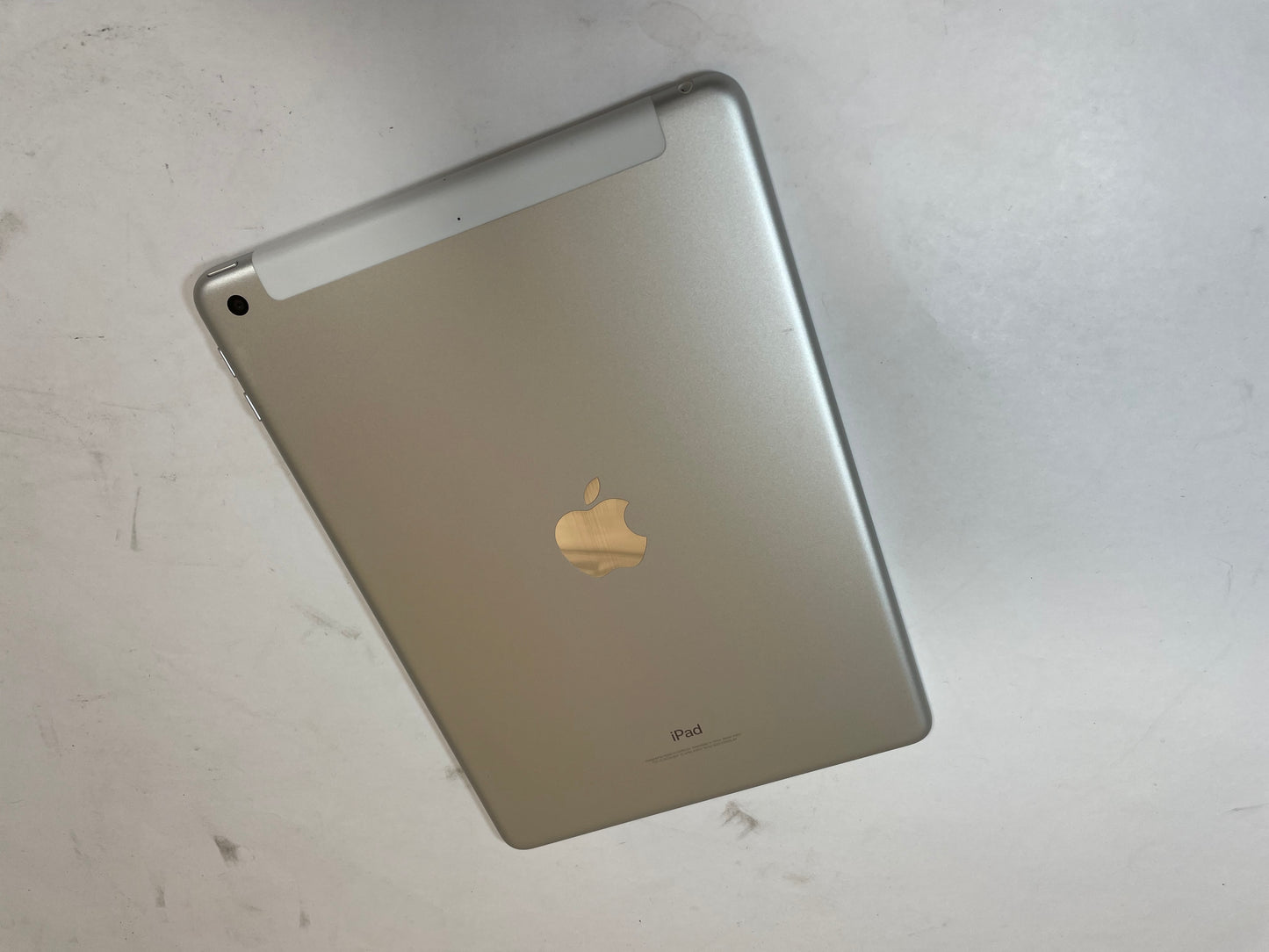 APPLE iPad 5th Gen A1823 9.7" 128GB Unlocked Silver & White iOS -Very Good
