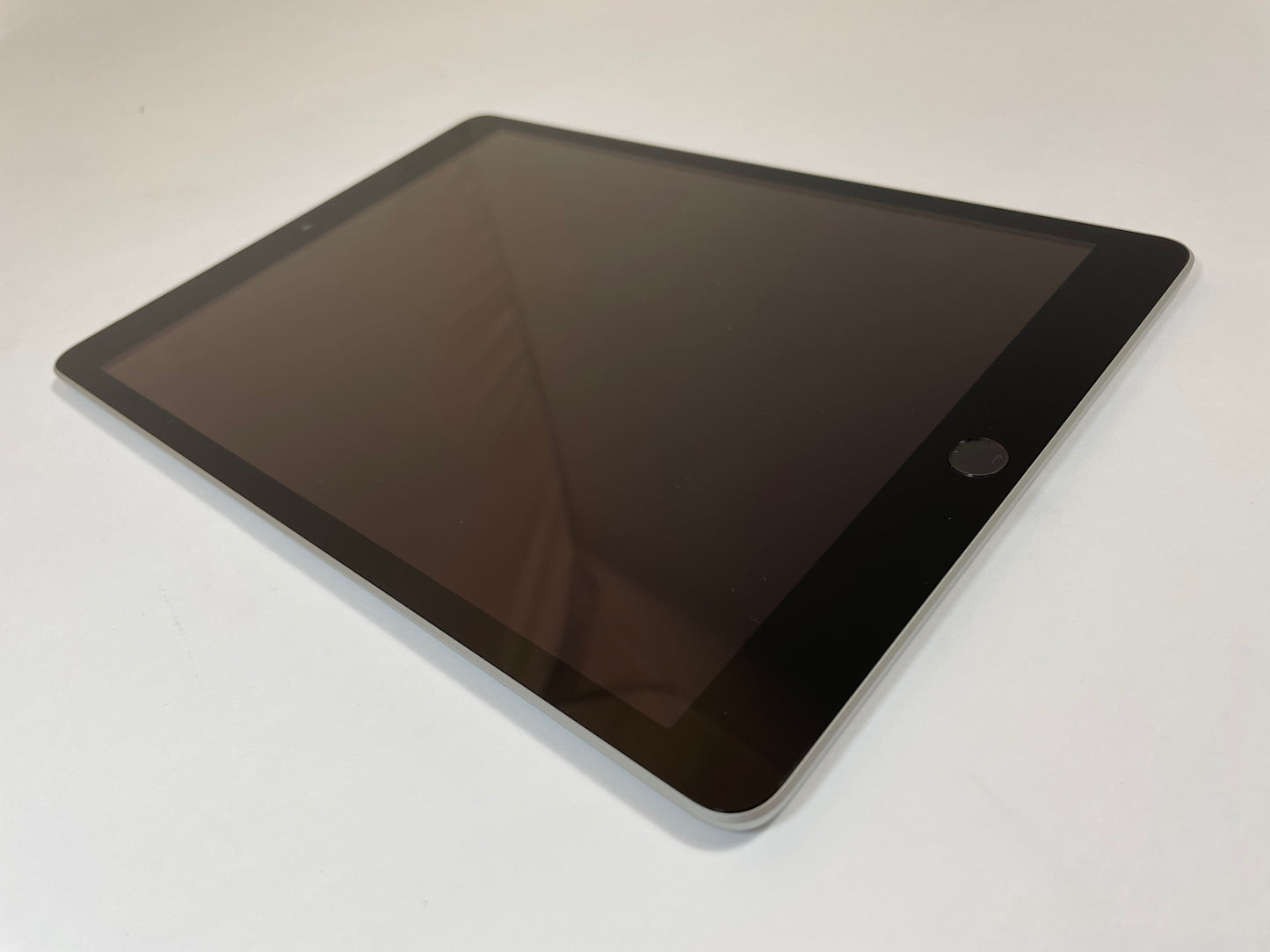 APPLE iPad 9th Gen A2603 10.2" 64GB Sliver & Black Unlocked iOS