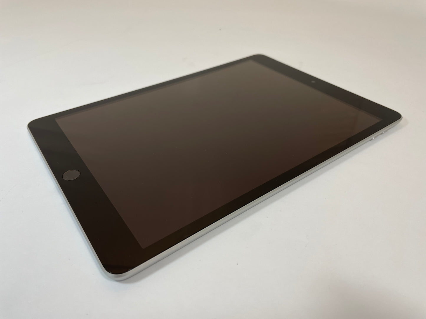 APPLE iPad 9th Gen A2603 10.2" 64GB Sliver & Black Unlocked iOS