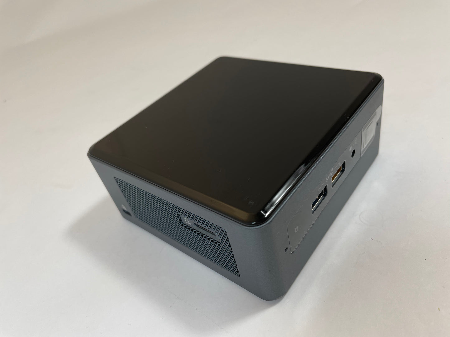 INTEL NUC8I3BEH Mini PC Core i3 8109U 250GB 4GB RAM -NO AC or OS Included