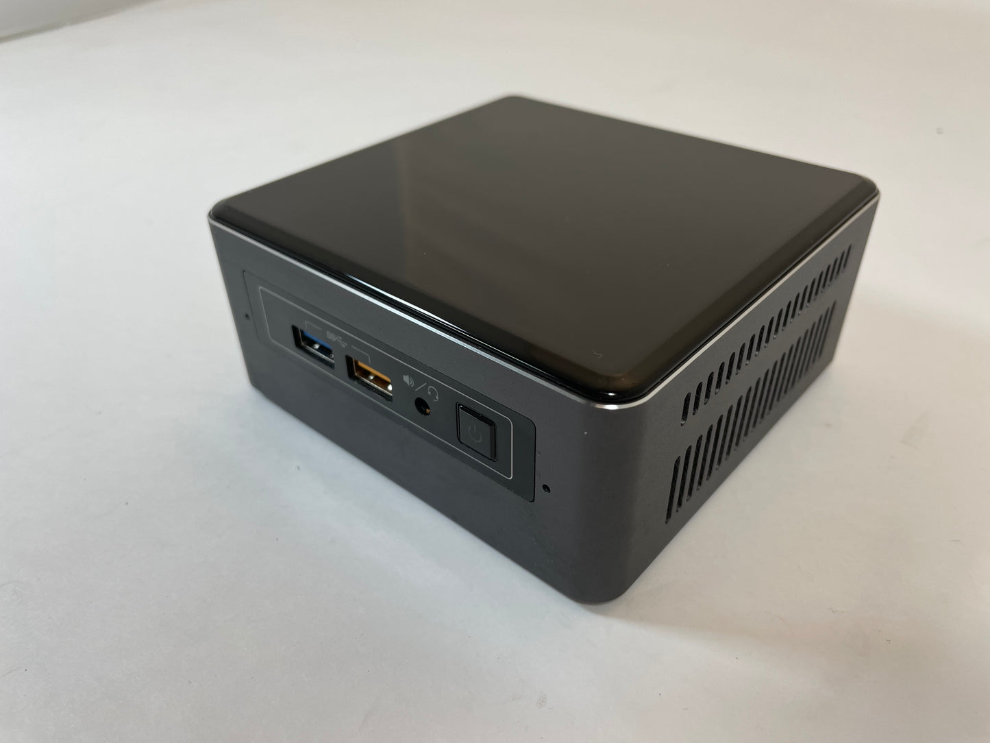 INTEL NUC7I7BNB Mini PC Core i7 7567U 250GB 8GB RAM -NO AC or OS Included