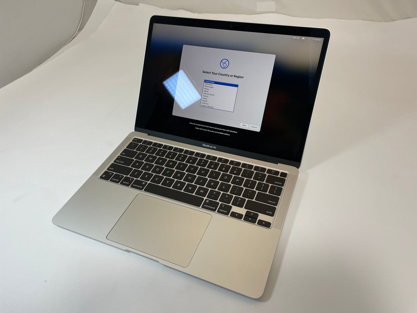 APPLE MacBook Air A2337 2020 M1 128GB 8GB Silver Sonoma -Good
