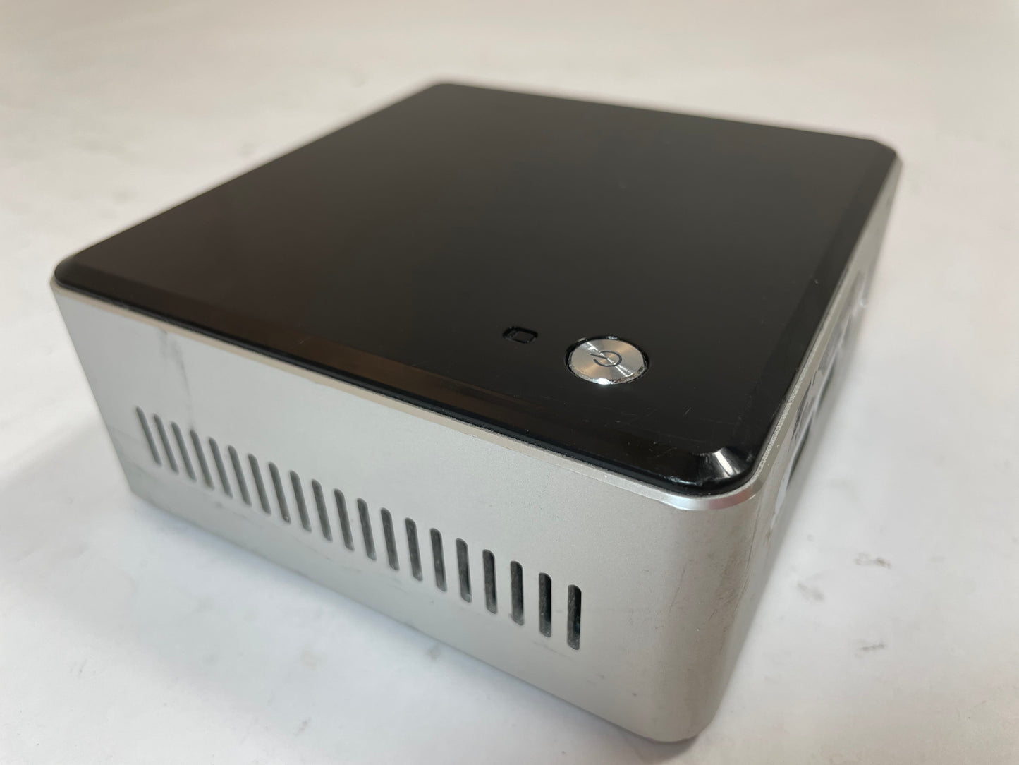 INTEL NUC5i5MYBE UCFF Core i5 5300U 320GB 8GB -NO OS or AC Included