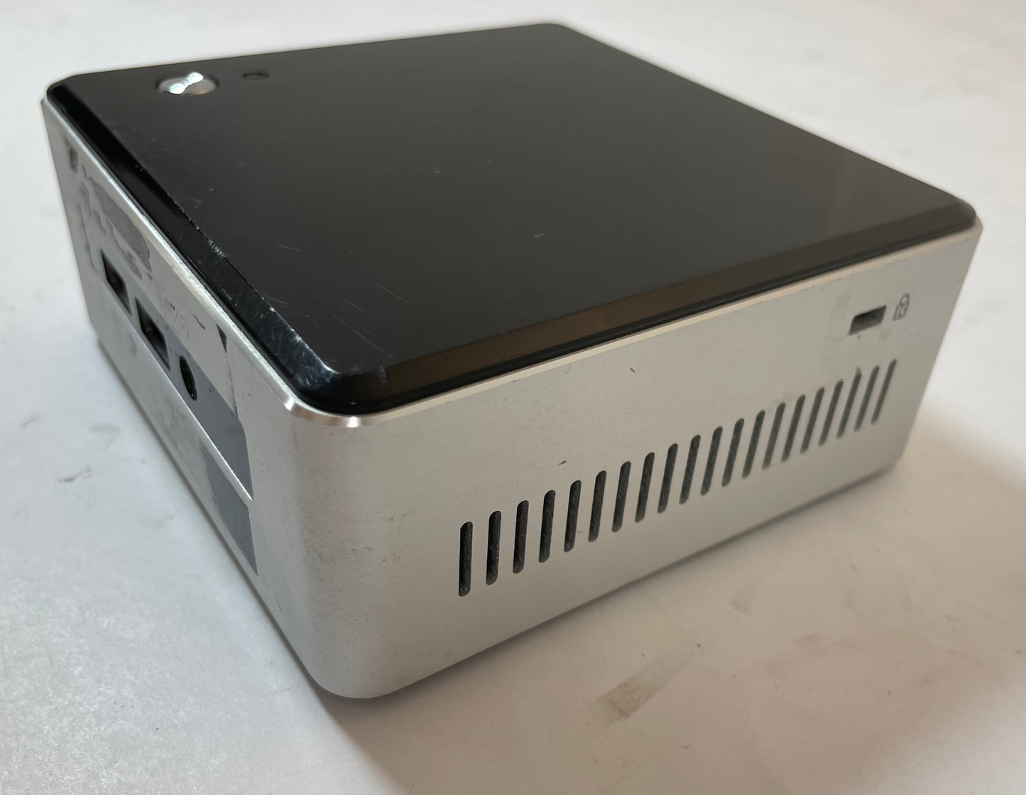 INTEL NUC5i5MYBE UCFF Core i5 5300U 320GB 8GB -NO OS or AC Included