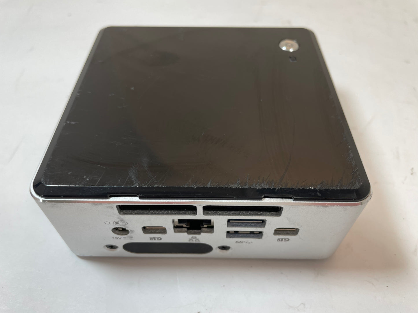 INTEL NUC5I5MYHE UCFF Core i5-5300U 275GB 8GB -NO OS or AC Included