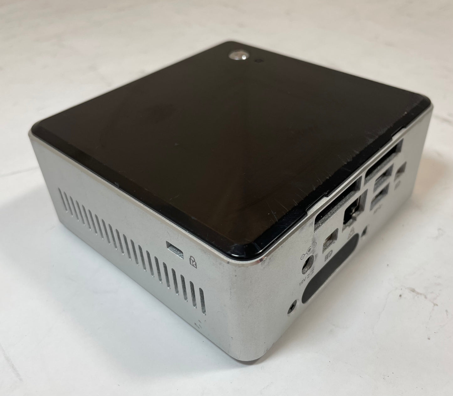 INTEL NUC5I5MYHE UCFF Core i5-5300U 275GB 8GB -NO OS or AC Included