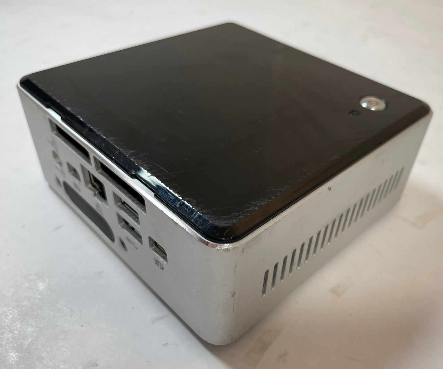 INTEL NUC5I5MYHE UCFF Core i5-5300U 275GB 8GB -NO OS or AC Included