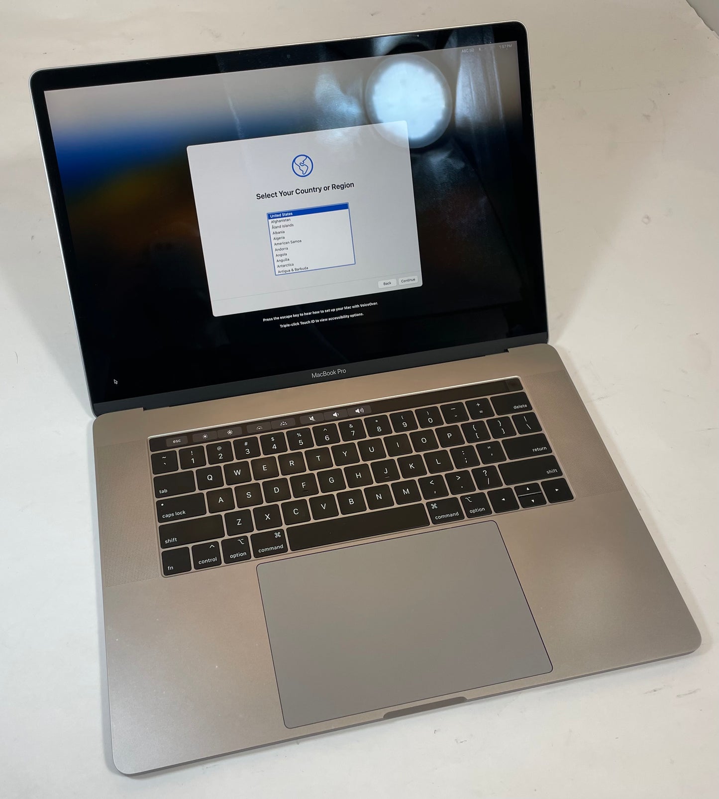 APPLE MacBook Pro A1990 2019 15" Core i7 9750H 256GB 16GB Gray NVMe Sonoma -Good