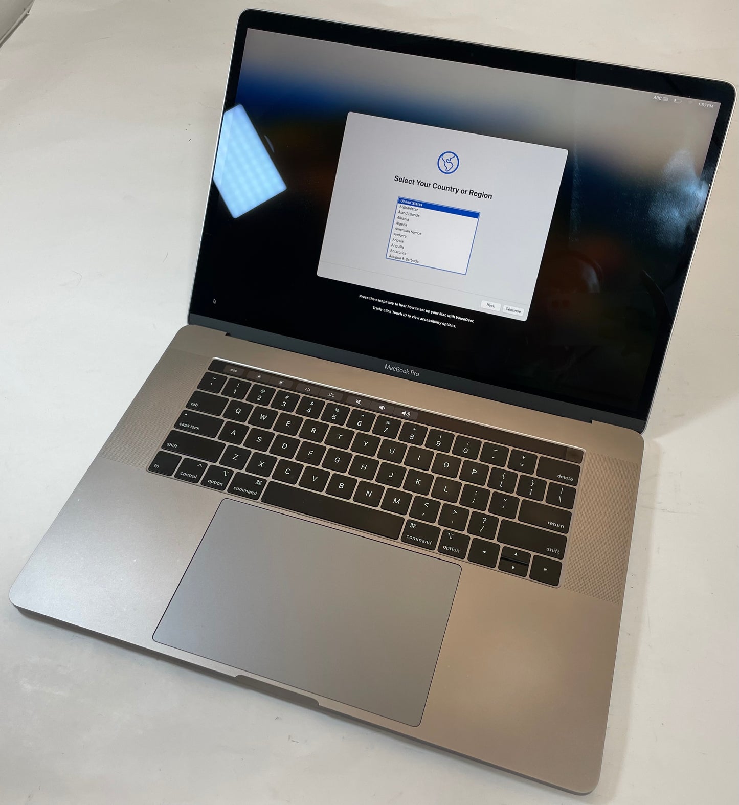 APPLE MacBook Pro A1990 2019 15" Core i7 9750H 256GB 16GB Gray NVMe Sonoma -Good