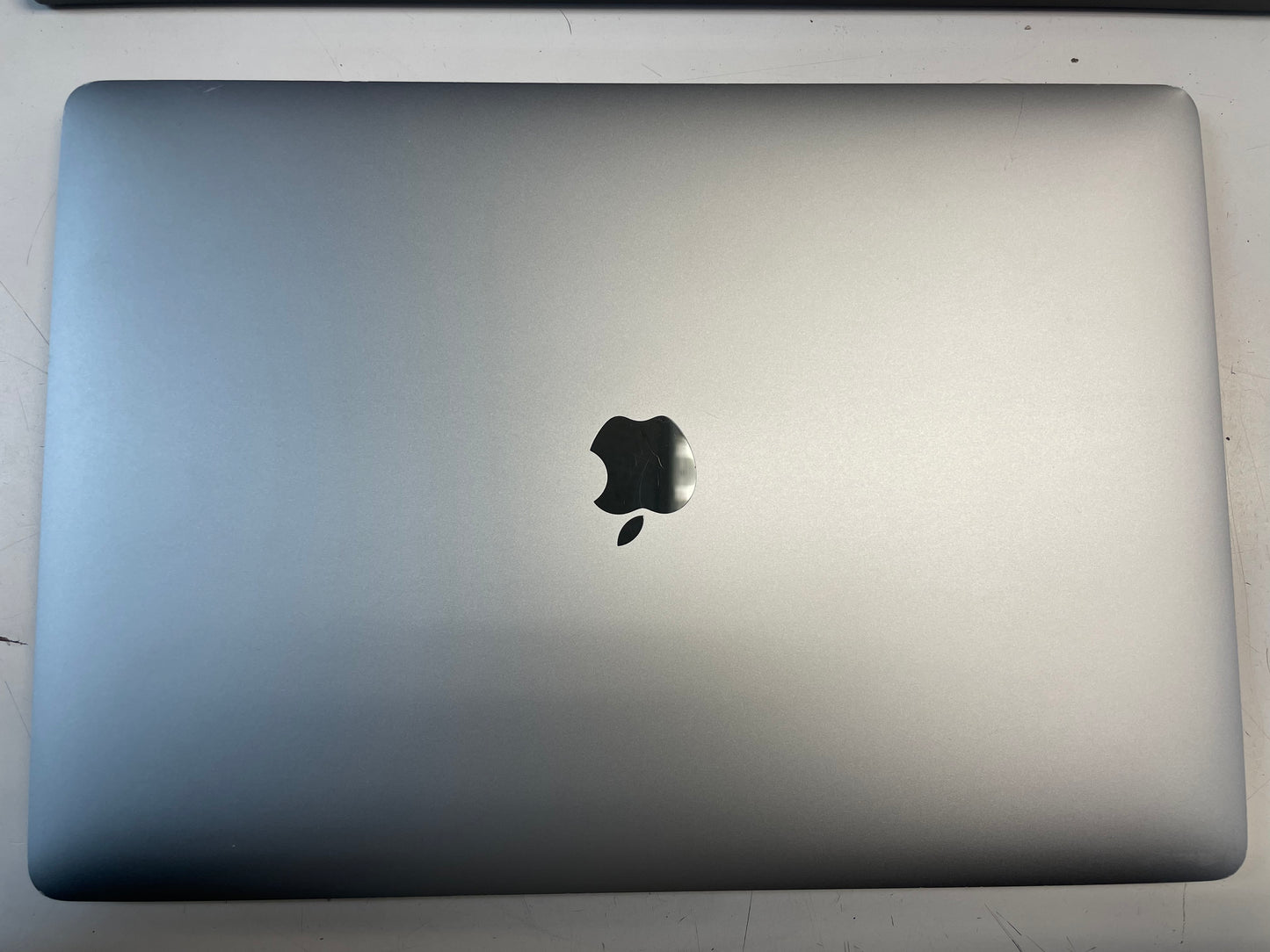 APPLE MacBook Pro A1990 2019 15" Core i7 9750H 256GB 16GB Gray NVMe Sonoma -Good