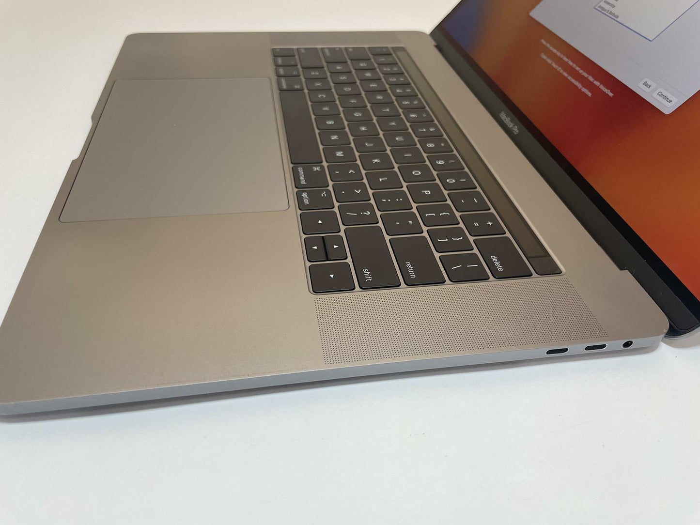 APPLE MacBook Pro A1707 2017 15" Core i7 7820HQ 16GB 512GB SSD Gray Ventura-READ