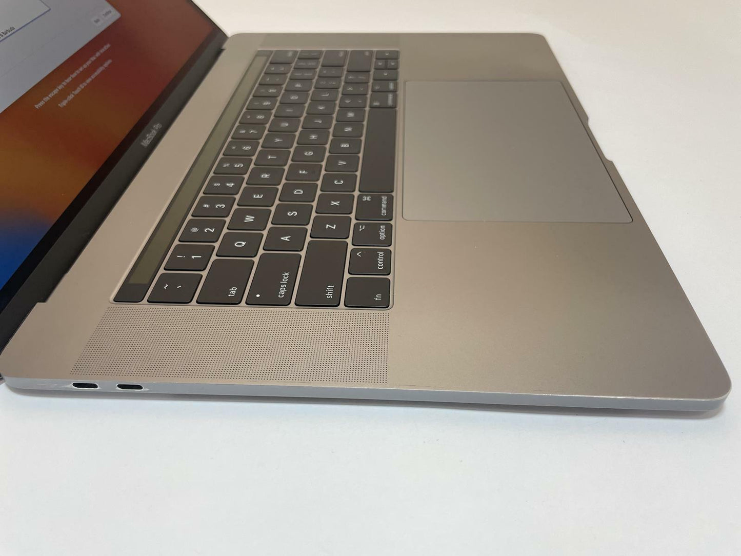 APPLE MacBook Pro A1707 2017 15" Core i7 7820HQ 16GB 512GB SSD Gray Ventura-READ