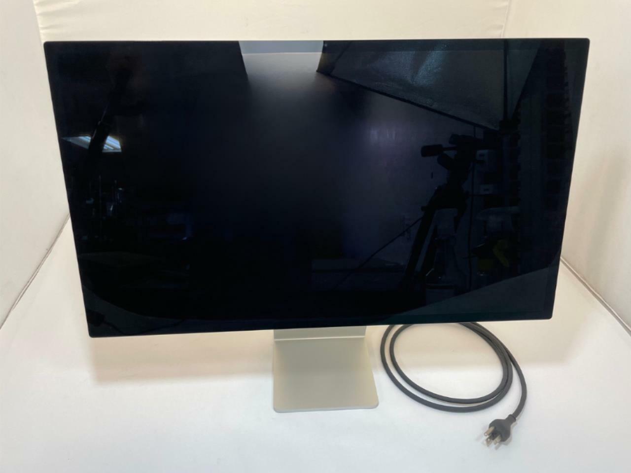 APPLE Studio Display A2525 27" 5K Retina Standard Glass w/Tilt Stand -Good