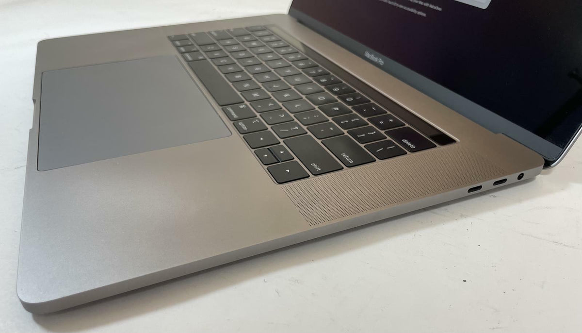 APPLE MacBook Pro A1990 2019 15" Core i7 9750H 16GB 500GB NVMe Gray Sonoma -READ