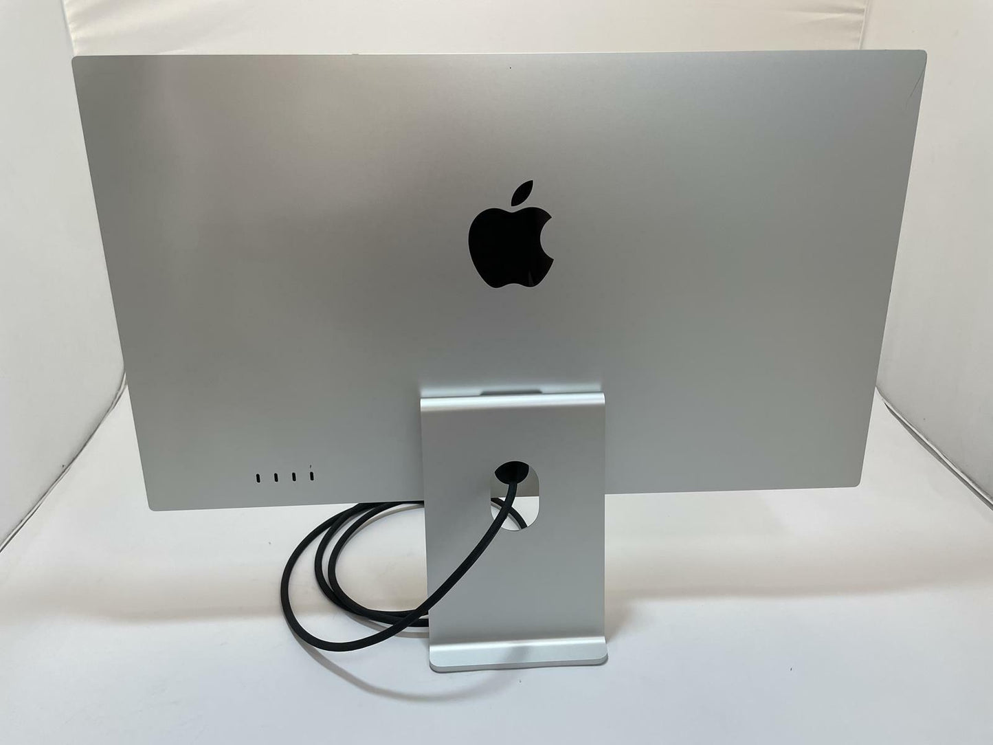 APPLE Studio Display A2525 27" 5K Retina Standard Glass w/Tilt Stand -Good