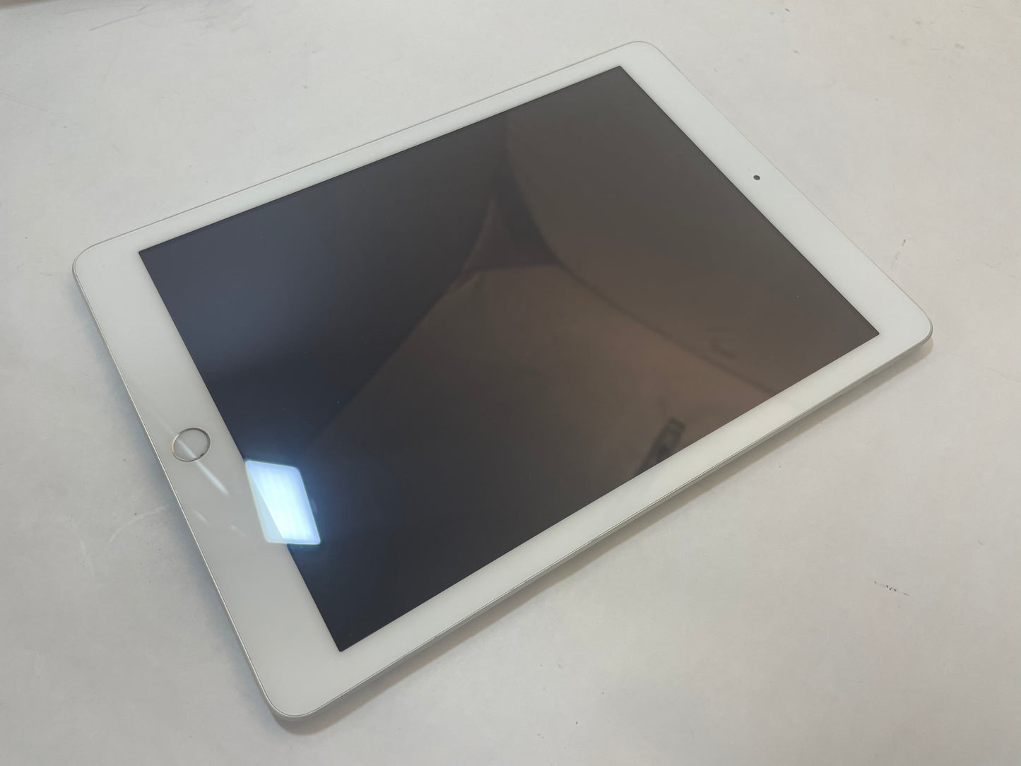 APPLE iPad 5th Gen A1823 9.7" 32GB Unlocked Silver/White iOS -Very Good