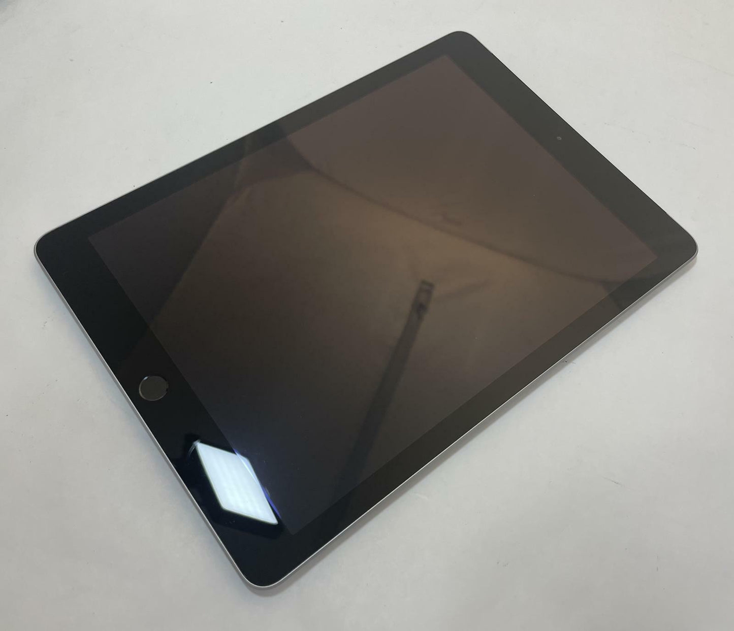 APPLE iPad 6th Gen A1954 9.7" 32GB Unlocked Gray iOS -Very Good