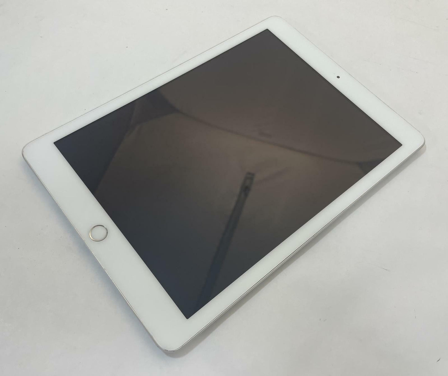 APPLE iPad 5th Gen A1823 9.7" 32GB Unlocked Silver/White iOS -Good